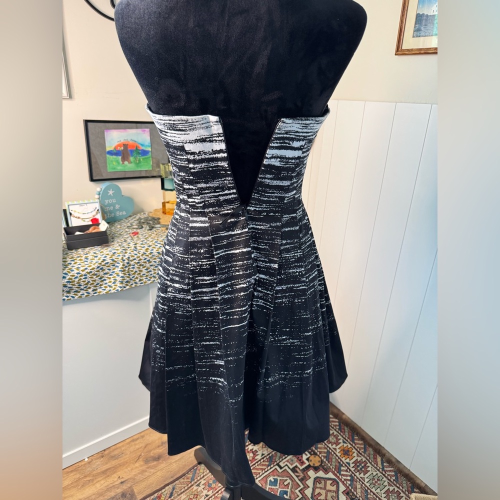 Calvin Klein Strapless Black & White with Pockets - Picture 6 of 16